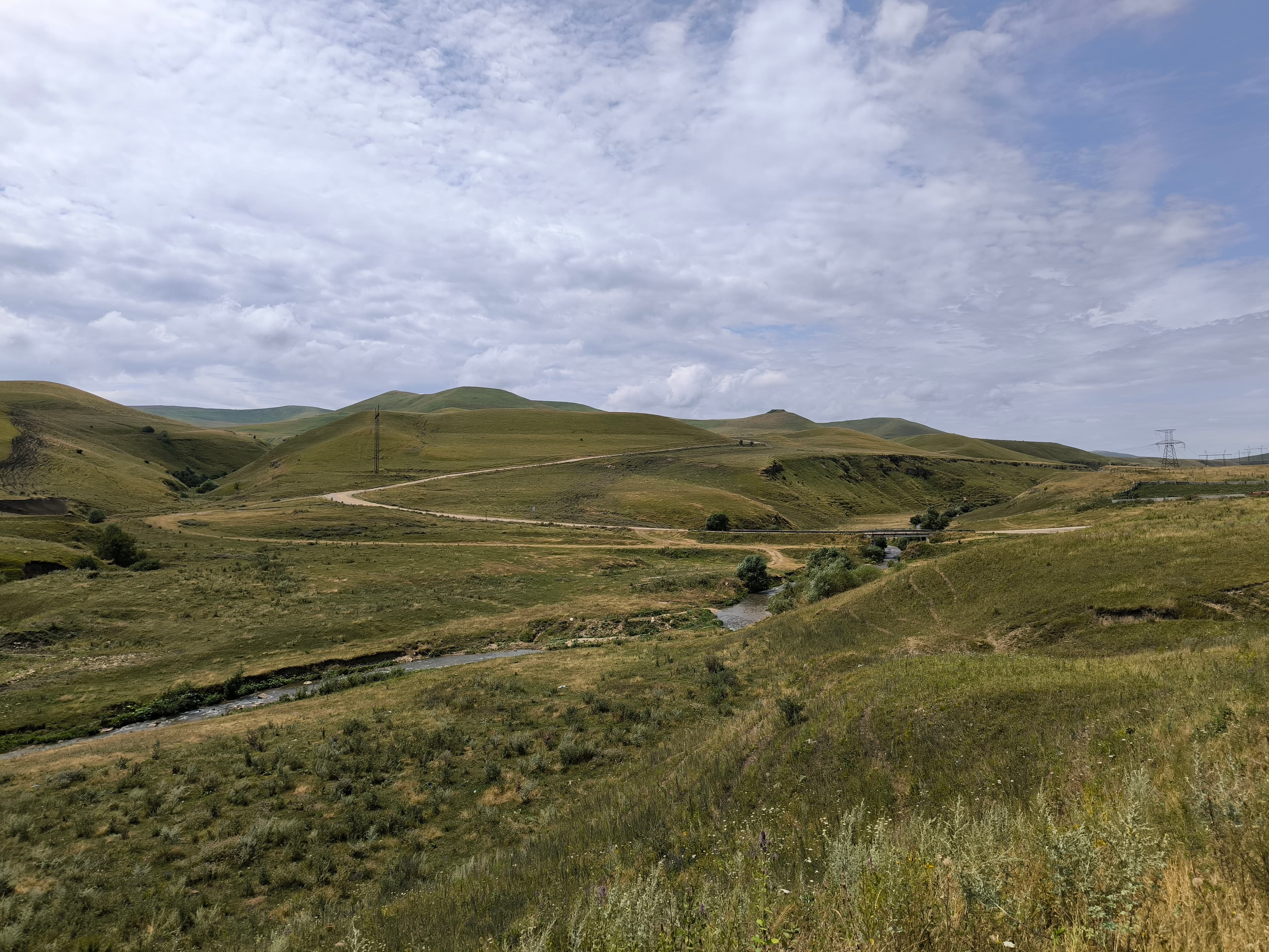 image Конец асфальта, начало гравийного подъема до горы Шаджатмаз