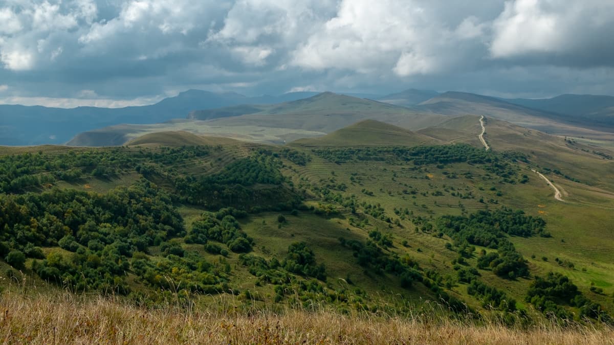 image Дорога по водоразделу между реками Хасаут и Кичмалка