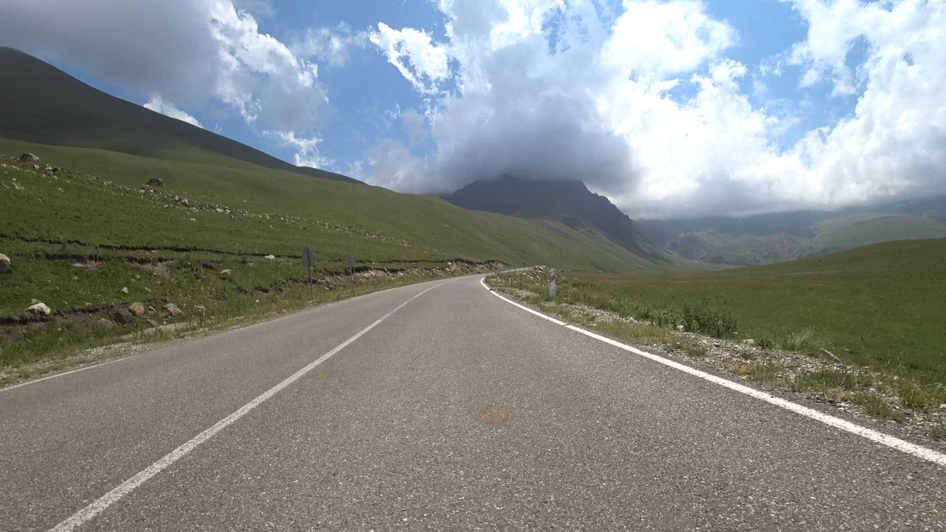 image Спуск к реке Каракая-суу