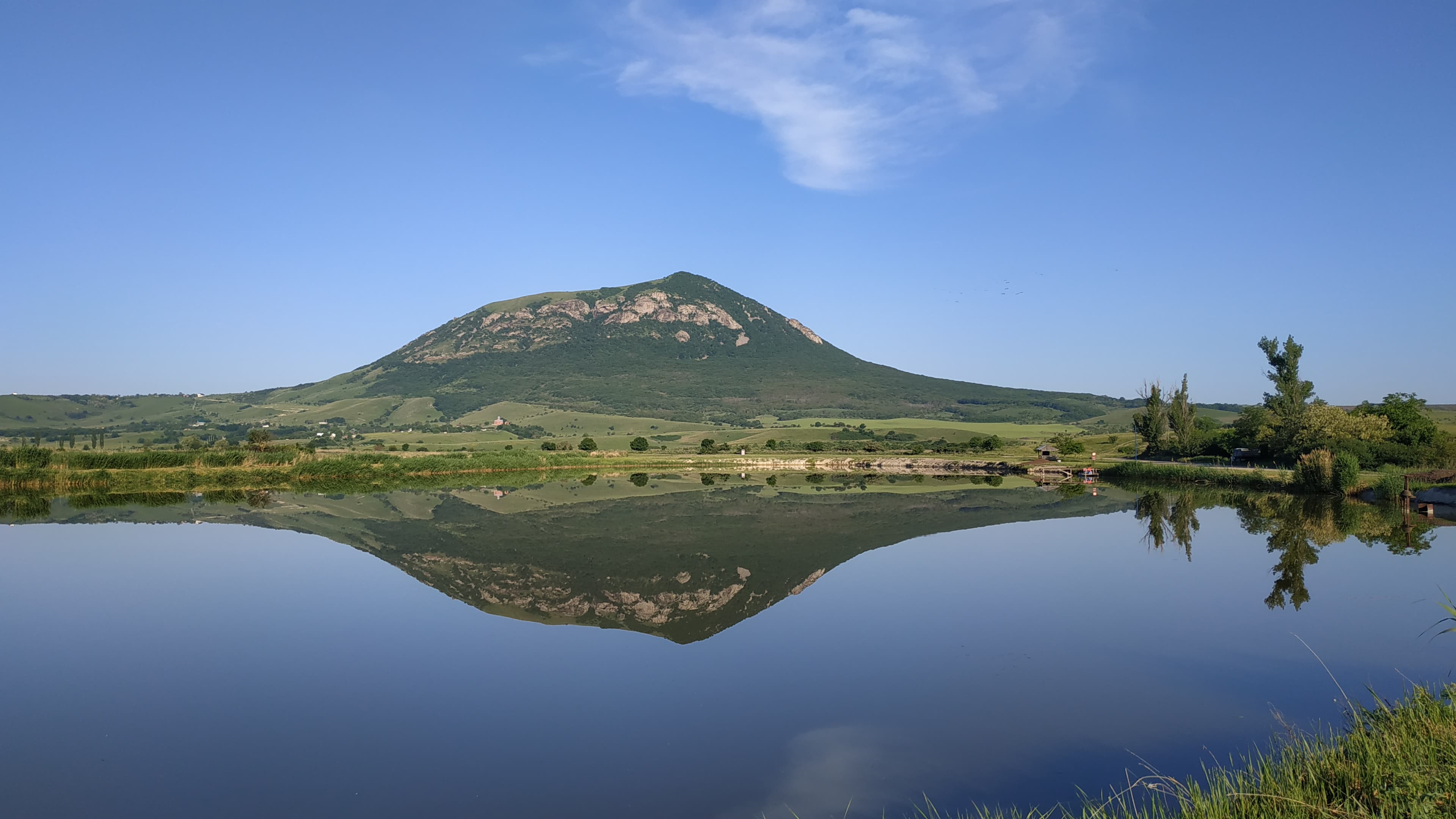 image Озеро и гора Верблюд (вид с боку)